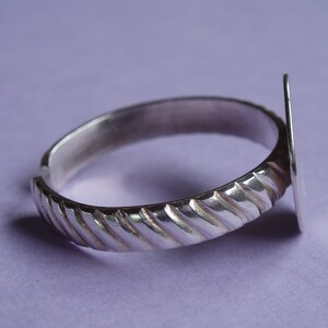 Soporte de anillo de plata maciza, patrón rayado, bandeja plana redonda 12 mm imagen 3