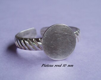 Solid silver ring holder, streaked pattern, round flat tray 10 mm