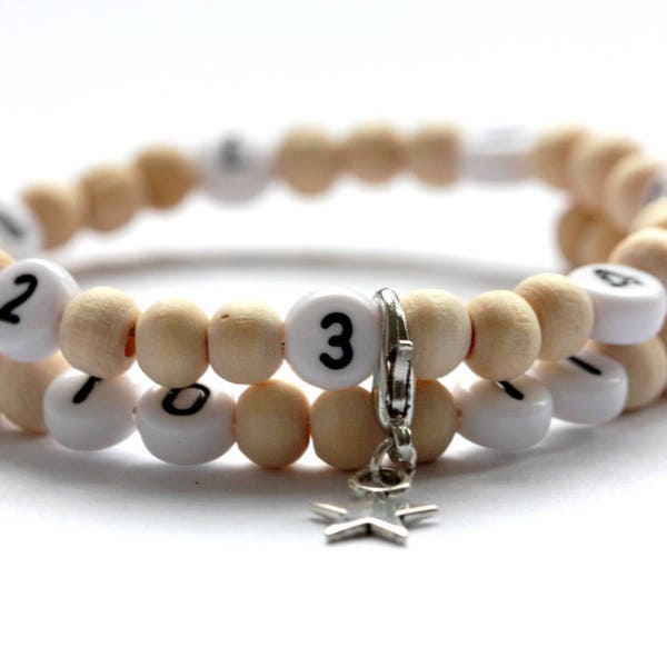 Bracelet d'allaitement sur fil à mémoire de forme de 55mm avec perles en bois neutre