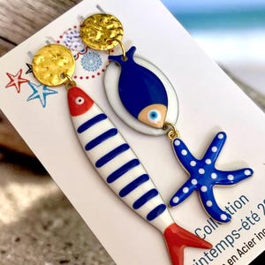 Kleurrijke blauwe zeesterren gestreepte oorbellen, maritieme stijl, statement oorbellen in kuststijl, Mediterraans