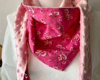 Petite chèche fille  foulard femme fleuri rose doublée en polaire minky rose pâle