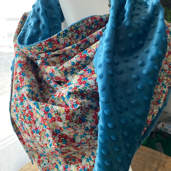 Maxi chèche  à petites fleurs multicolores double avec un polaire minky bleu