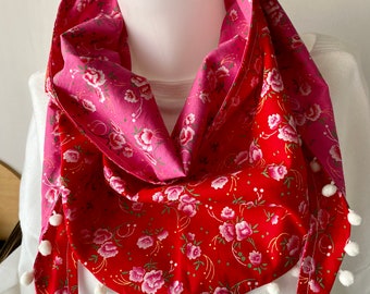 Petite chèche fille  foulard femme fleuri  rose doublée imprimé fleuri rouge  et galon pompons blanc