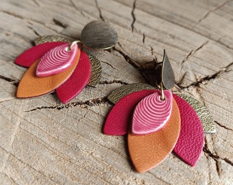 Boucles lotus en céramique et cuir, montées sur clous en bronze brossé, coloris rouge cerise