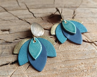 Boucles lotus en céramique et cuir, montées sur clous en bronze brossé, coloris bleu pétrole