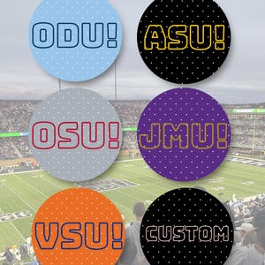 Può includere: Sei adesivi circolari con un motivo a pois bianchi. La fila superiore presenta azzurro con testo blu scuro ODU! e nero con testo giallo ASU!. La fila centrale mostra grigio con testo rosso OSU! e viola con testo oro JMU!. La fila inferiore ha arancione con testo blu VSU! e nero con testo bianco CUSTOM.
