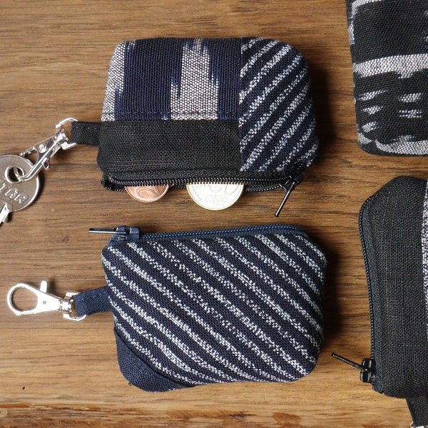 Mini porte monnaie zippé avec mousqueton - unique - patchwork de chutes de tissu -marine et noir