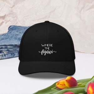 Può includere: Cappellino da camionista nero con testo ricamato bianco che recita "Where the figawi".