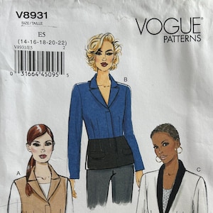 Peut inclure: Patron de couture Vogue Patterns V8931. Le patron présente des illustrations de trois styles de vestes différents. Le patron comprend la taille E5 (14-16-18-20-22). Le logo Vogue est visible en haut à droite.