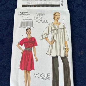 Può includere: Un cartamodello per una tunica bianca e un vestito rosso. Il cartamodello è di Vogue Patterns ed è etichettato "Very Easy Vogue" e "V8587".