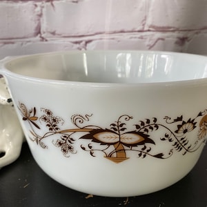 Vintage PYREX CASSEROLE, Made in England,