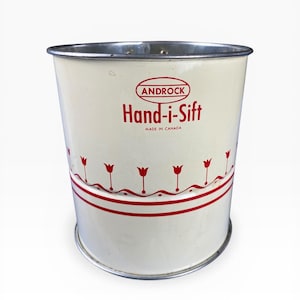 Op de afbeelding: Een set van drie keramische mokken met een gespikkelde, matte afwerking. De mokken zijn in crème, lichtbruin en donkerbruin. Elke mok heeft een eenvoudig, minimalistisch ontwerp.