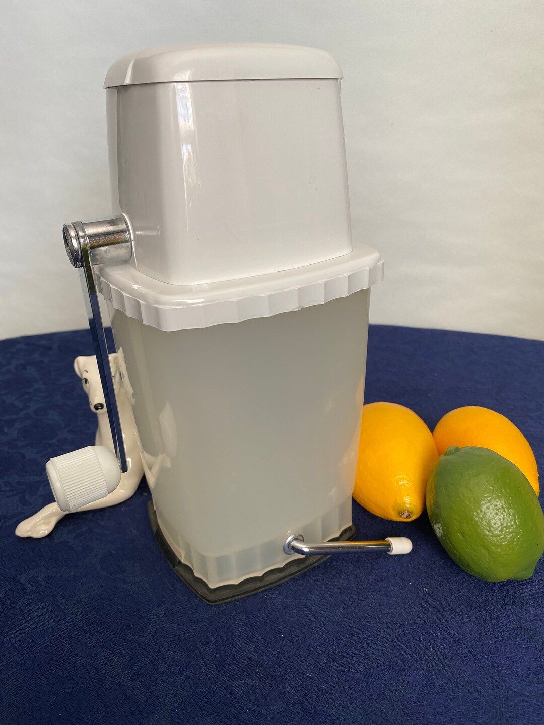 Swing-A-Way Vacu-Base Ice Crusher 1960年代 Vintage SWING-A-WAY Ice Crusher, White, Hand Crank, Vacuum Base