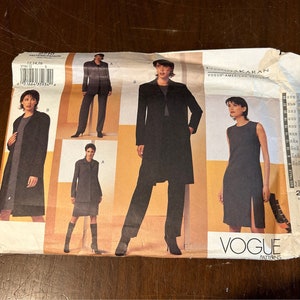 Può includere: Un cartamodello per un abito e un cappotto. Il cartamodello è di Vogue Patterns ed è stato disegnato da Donna Karan. Il numero del cartamodello è 2710.