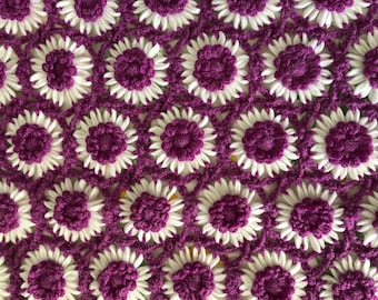 Manta de ganchillo vintage Crazy Daisy, con flores moradas (90 x 62)