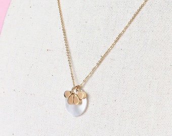 Golden necklace with mother-of-pearl medal and gold-plated petal drops in option with personalized engraved medal