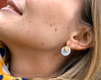 Boucles d'oreilles clou martelées nacrées plaquées or avec médaille martelée et médaillon de nacre