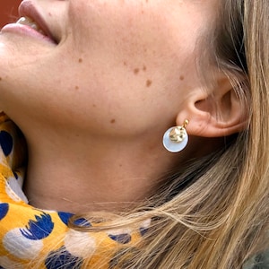 Gold-plated pearly hammered stud earrings with hammered medal and mother-of-pearl medallion image 1