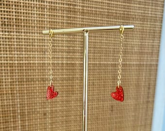 Gold dangling red heart earrings in gold-plated plexi