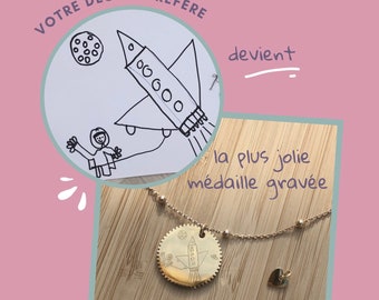 Collier médaille personnalisée dessin ou texte gravé doré avec cœur en option, sur chaîne boules