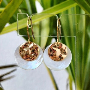 Gold-plated pearly hammered earrings with hammered medal and mother-of-pearl medallion