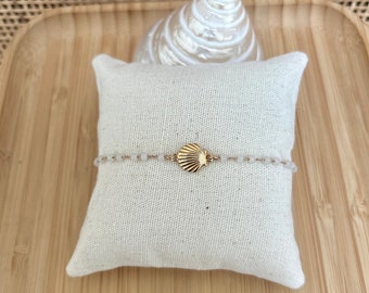 Bracelet coquillage doré et mini perles blanches facettées, plaqué or, réglable, médaille gravée personnalisée en option