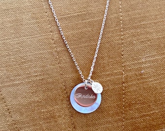 Personalized engraved medal necklace on mother-of-pearl medallion, gold-plated gold chain