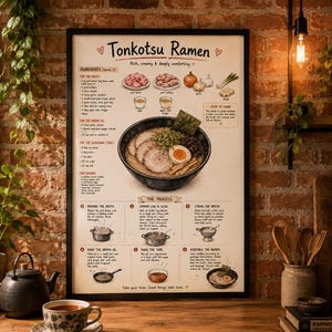 Könnte beinhalten: Ein gerahmtes Poster mit dem Titel "Tonkotsu Ramen", das ein Rezept mit Illustrationen von Zutaten und Kochschritten zeigt. Das Poster hängt an einer Backsteinmauer, im Hintergrund sind ein Fenster und Pflanzen zu sehen. Das Rezept ist auf Englisch.
