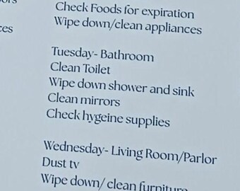 Puede incluir: Una lista manuscrita de tareas domésticas para la cocina, el baño y la sala de estar. La lista incluye tareas como verificar las fechas de caducidad de los alimentos, limpiar los electrodomésticos y quitar el polvo de la televisión.