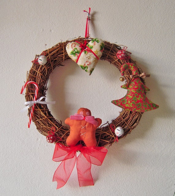 Couronne De Noël En Pain D'Épices - Décoration Porte/Mur 56x41 Cm (Bonhomme En Pain D'Épices, Rouge)
