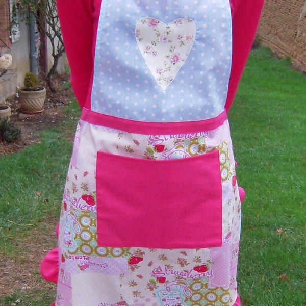 Tablier de cuisine volanté avec coeur appliqué