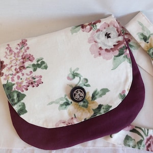 Sac pochette à bandoulière et son Rabat fleuri