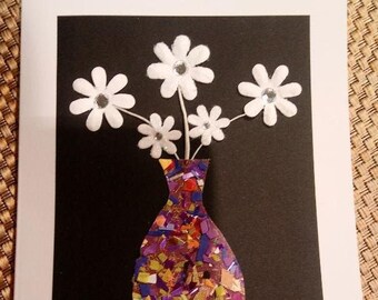 Jarrón de mosaico con flores blancas
