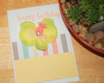 Tarjeta de cumpleaños con colores alegres y cálidos que trae alegría.