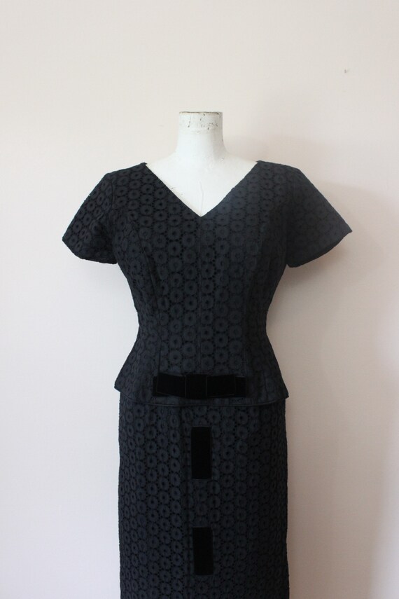 1950s Black Eyelet cotton and velvet peplum sheat… - image 3