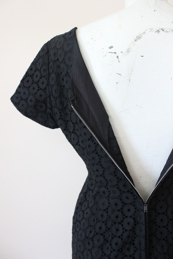 1950s Black Eyelet cotton and velvet peplum sheat… - image 10