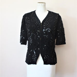 Blusa corta con lentejuelas y motivos de uvas y rayón crepé negro Primo Vino, década de 1940, talla mediana grande