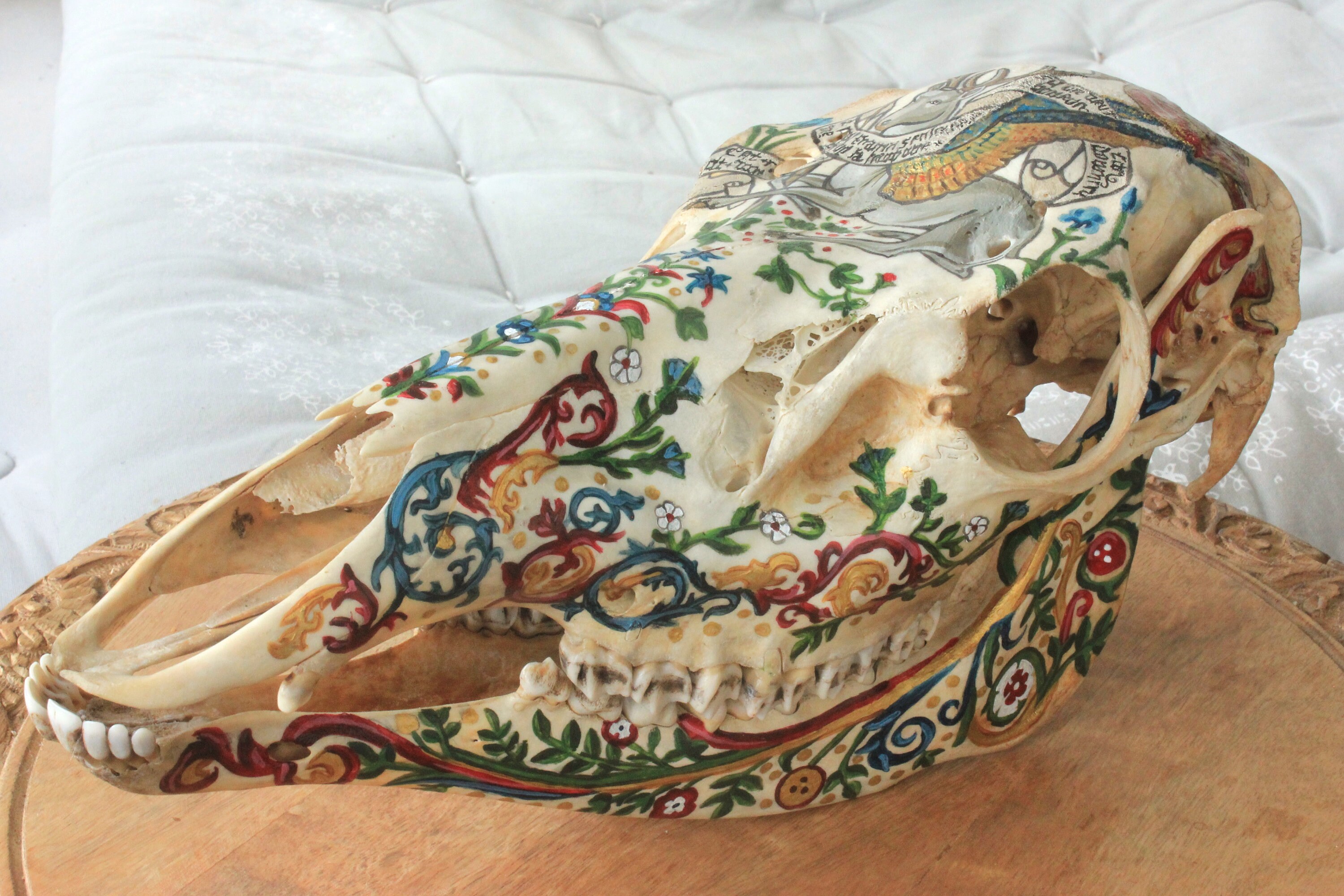 Dessin/Enluminure sur Crâne de Biche, Inspiré La Tapisserie Des Cerfs Ailés Rouen, Médiéval, Nature,