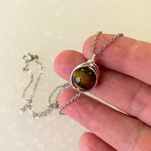 Collar de ojo de tigre, hecho a mano con cadena de acero inoxidable // tiger eye necklace, stainless stainless chain, handmade