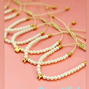 PULSERA AJUSTABLE , con perlitas y letra, personalizado.