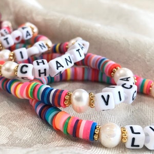 Pulsera de nombre// colorful // Pulsera arcoíris personalizada, elástica, hecha a mano a la medida, envía mensaje para personalizar.