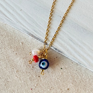 Collar de ojito con perla y piedra natural, cadena resistente al agua.  Hecho a mano