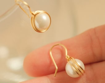 PENDIENTES DE PERLAS HECHAS A MANO.