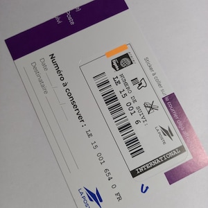 May include: A white and purple envelope with text and a barcode. The envelope includes the text "Numéro à conserver: LE 15 001 654 0 FR" and "NUMERO DE SUIVI: LE 15 001 6". The envelope also has the logo of La Poste.