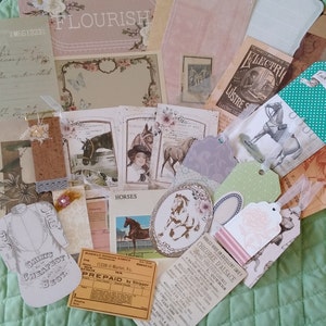 Puede incluir: Una colecci&oacute;n de ef&iacute;meras de estilo vintage, que incluye etiquetas, tarjetas y trozos de papel. Los art&iacute;culos presentan ilustraciones florales y con temas de caballos, con colores pastel suaves y elementos decorativos. Algunas etiquetas tienen cintas.