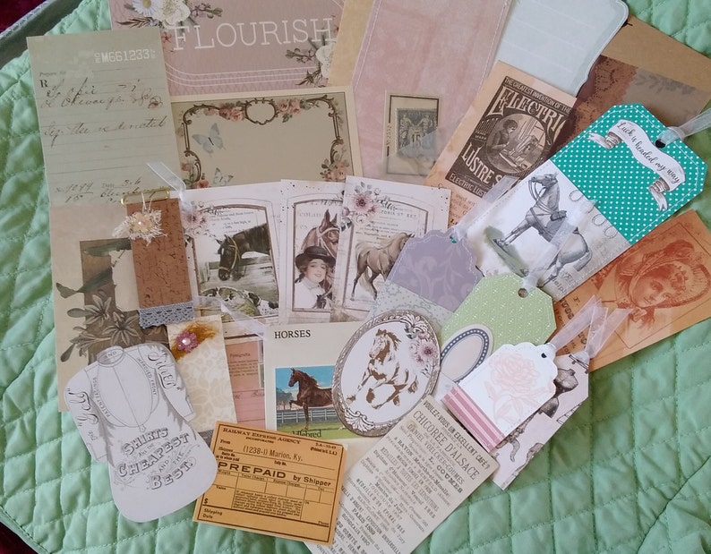 Puede incluir: Una colecci&oacute;n de ef&iacute;meras de estilo vintage, que incluye etiquetas, tarjetas y trozos de papel. Los art&iacute;culos presentan ilustraciones florales y con temas de caballos, con colores pastel suaves y elementos decorativos. Algunas etiquetas tienen cintas.