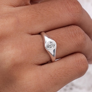 PETITE Birth flower Signet Ring  | Personalized Signet Ring | Gift for Her | Dainty Flora Jewelry | Flower Jewelry| Mother&#39;s Day Gift
