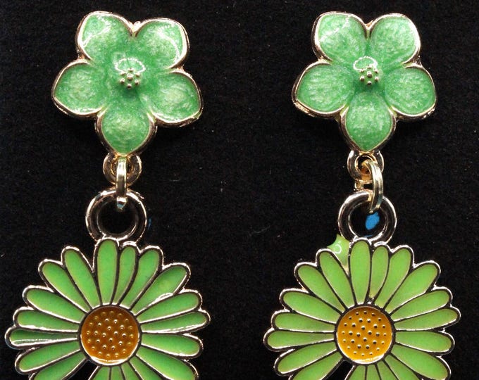 Spring Daisy Flower Earrings – Green Enamel Dangle Jewelry