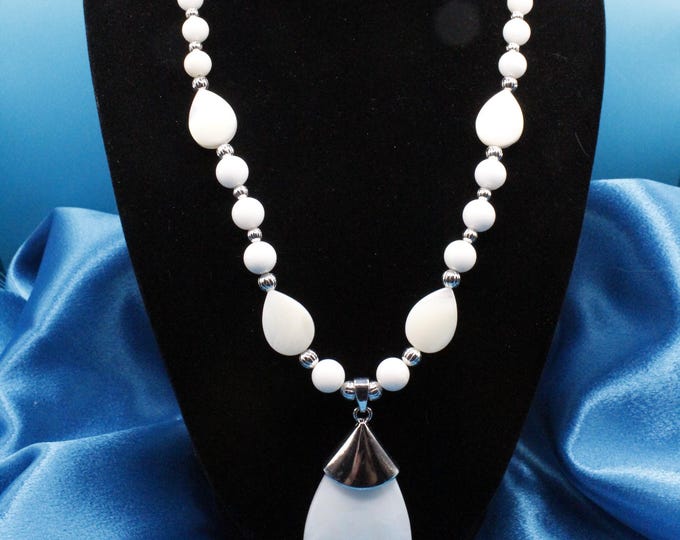 White Teardrop Shell Pendant Necklace Set; Shell Pendant Necklace Set; White Shell Pendant Necklace; Teardrop Shape