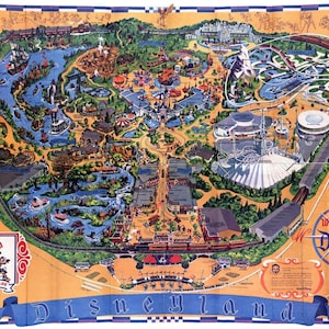 Puede incluir: Un mapa vintage de Disneyland, que presenta una ilustración detallada del diseño del parque, incluyendo atracciones, paseos y vías fluviales. El mapa está impreso en un fondo amarillo con acentos azules y marrones. El texto "Walt Disney's Disneyland" se muestra prominentemente en la esquina inferior derecha.
